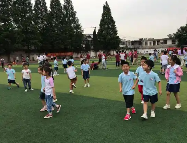 感悟勞動(dòng)教育的深刻含義數(shù)學(xué)思想PK賽中家長與選拔出的學(xué)生同臺(tái)競技