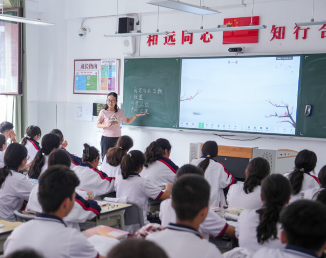 扎根于根底教育一線形成了從理念到途徑再到講堂載體的完好邏輯鏈 扎根于根底教育一線形成了從理念到途徑再到講堂載體的完好邏輯鏈