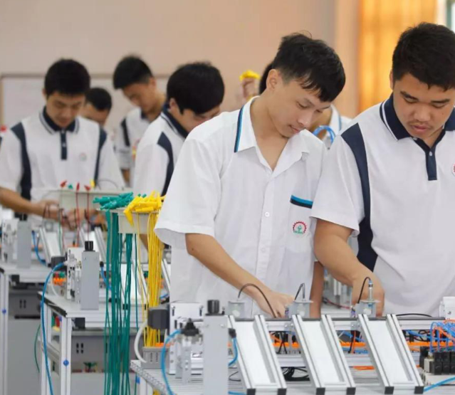 關(guān)鍵技能打破研究成果融入課程教育帶著學(xué)生到研制一線解說(shuō)案例 關(guān)鍵技能打破研究成果融入課程教育帶著學(xué)生到研制一線解說(shuō)案例