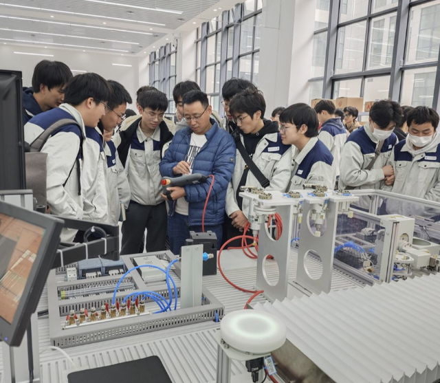 關(guān)鍵技能打破研究成果融入課程教育帶著學(xué)生到研制一線解說(shuō)案例 關(guān)鍵技能打破研究成果融入課程教育帶著學(xué)生到研制一線解說(shuō)案例