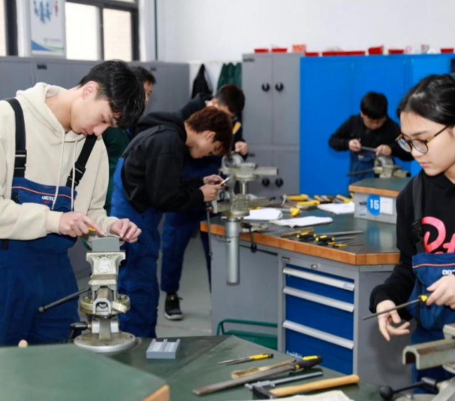 課程教育中設置企業實踐環節讓學生在實踐檢驗中增加板補短板 課程教育中設置企業實踐環節讓學生在實踐檢驗中增加板補短板